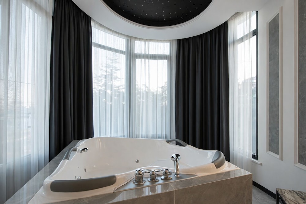 Honeymoon Double Room, Bathtub photo 2
