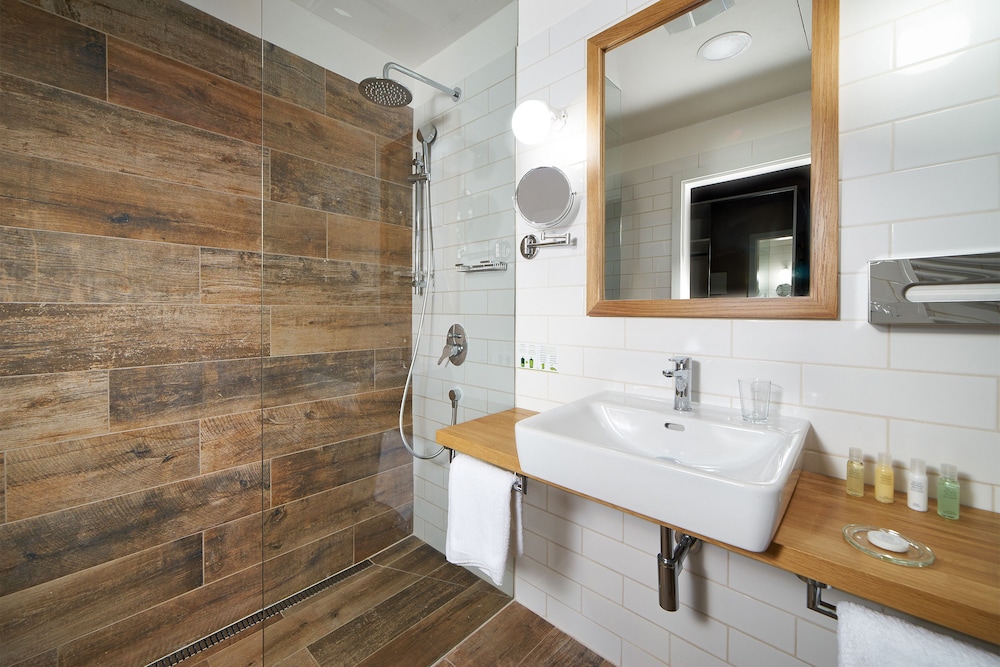 Superior Double Room, 1 King Bed, Balcony (1st floor) thumbnail 6
