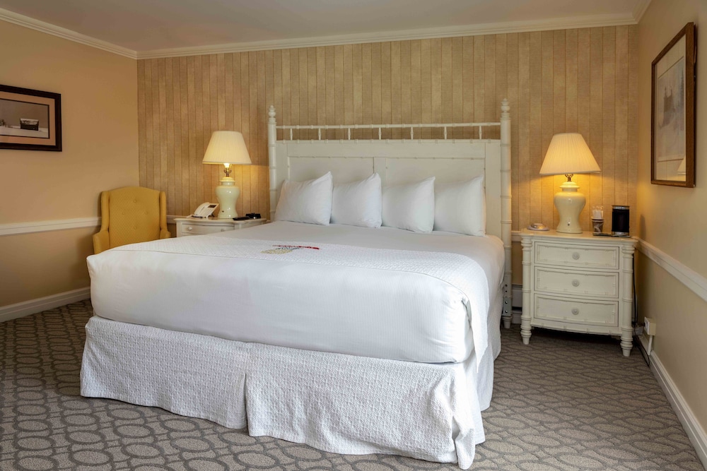 Deluxe Room, 1 King Bed, Balcony, Lake View photo 1
