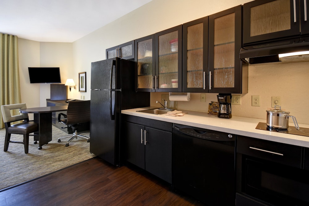 Studio Suite, 1 Queen Bed, Roll-in Shower (Mobility)