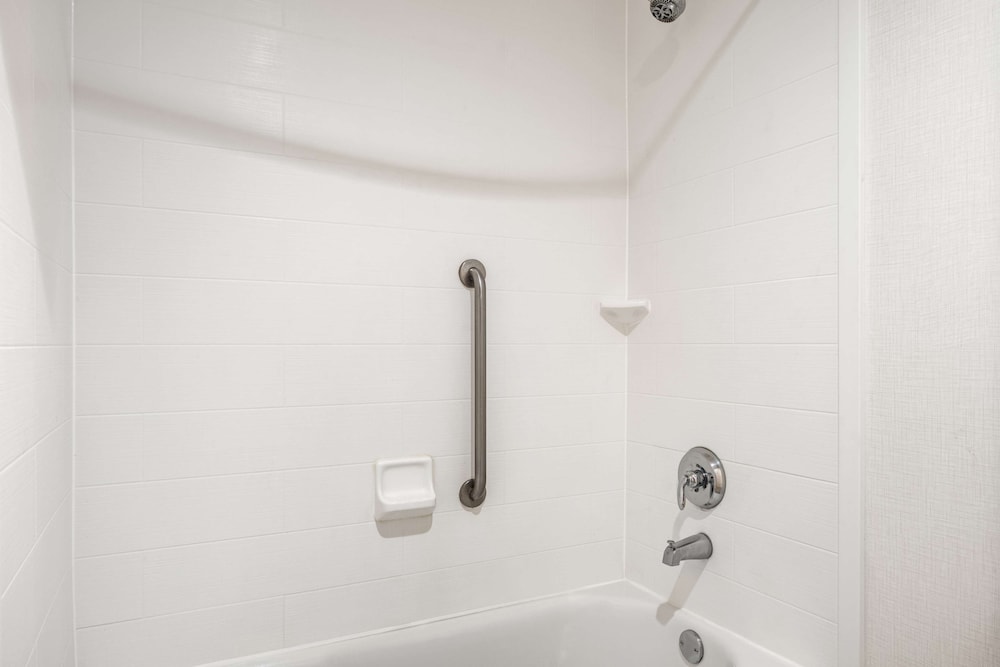 Suite, 1 King Bed, Accessible, Non Smoking (Hearing) photo 2
