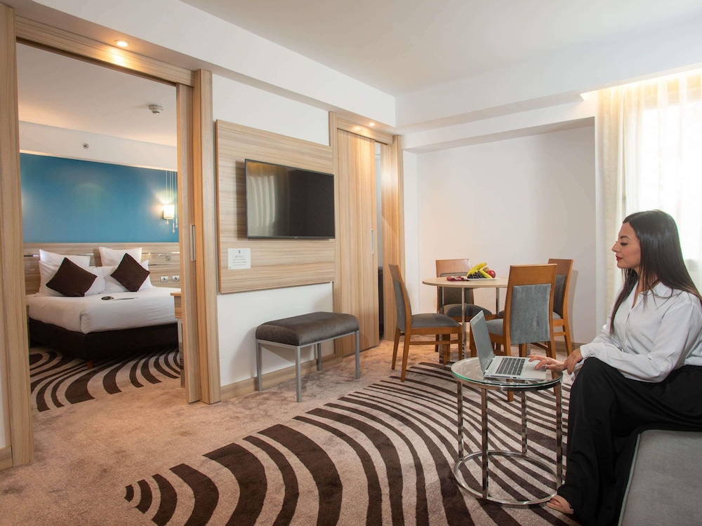 Suite, 1 King Bed with Sofa bed