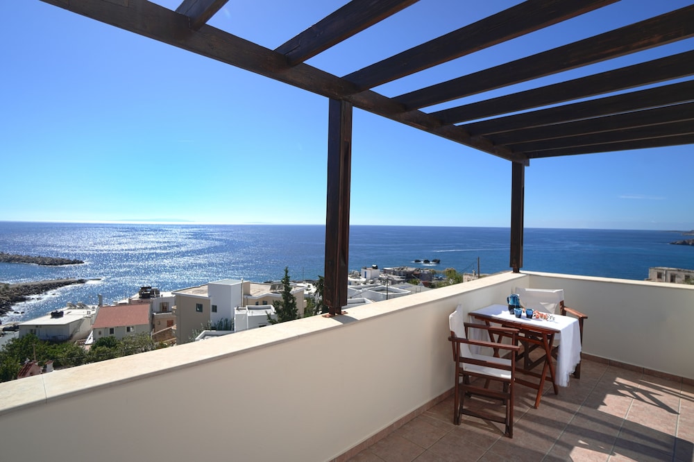 Apartment with Sea View - Photo 3