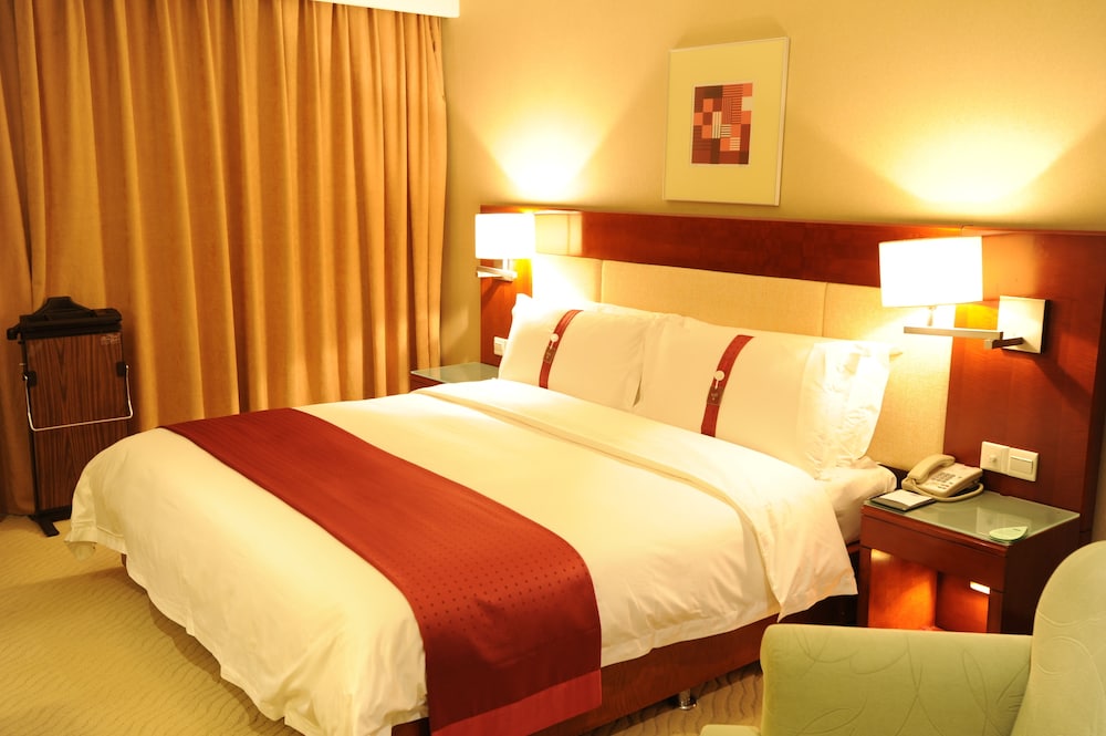 Premium Room, 1 King Bed (Stocked Minibar)