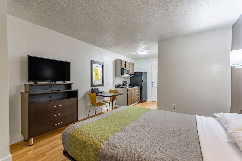 Deluxe Room, 1 Queen Bed, Smoking, Kitchenette photo 3