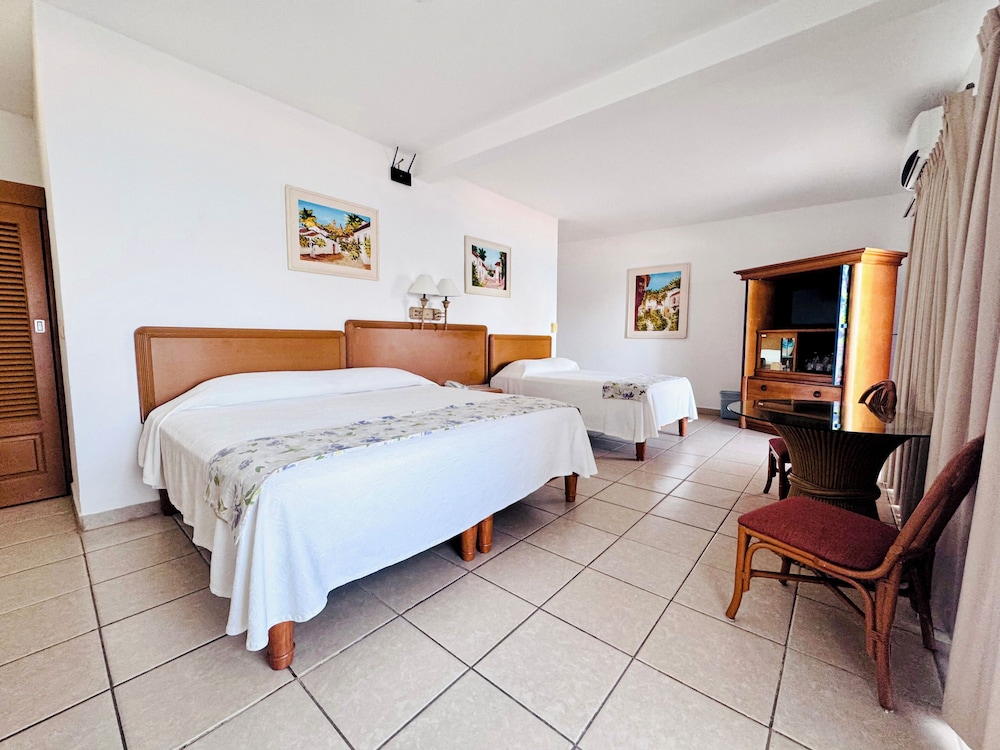 Deluxe Twin Room with Sea View - Photo 7