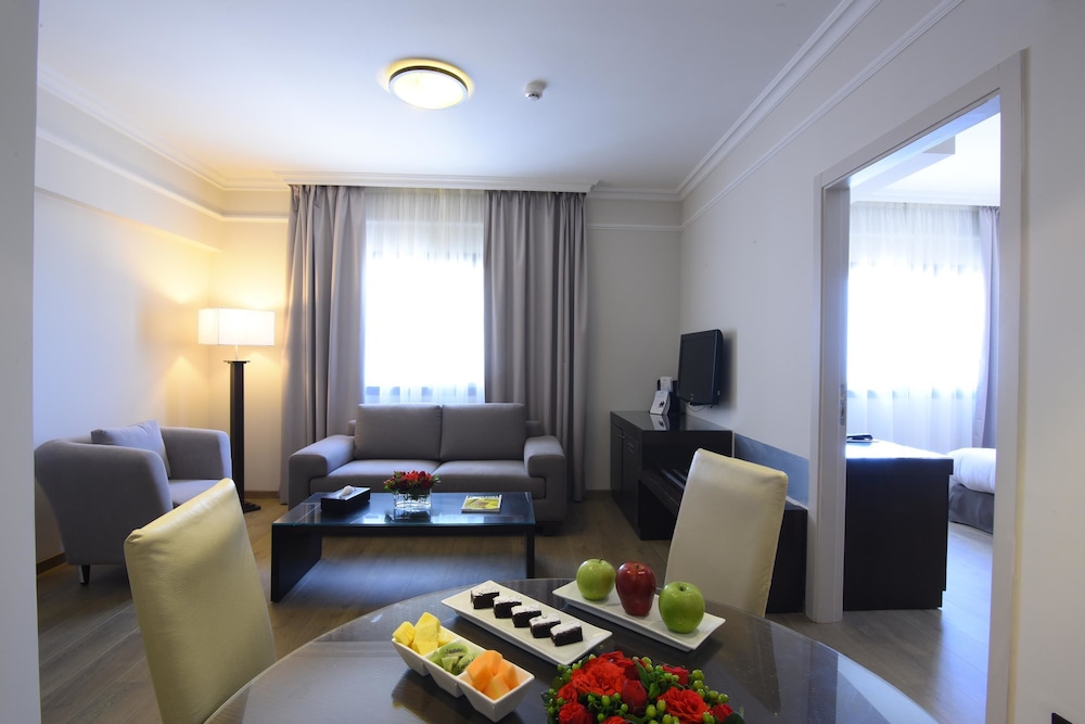 Suite, 1 King Bed, Non Smoking - Photo 3