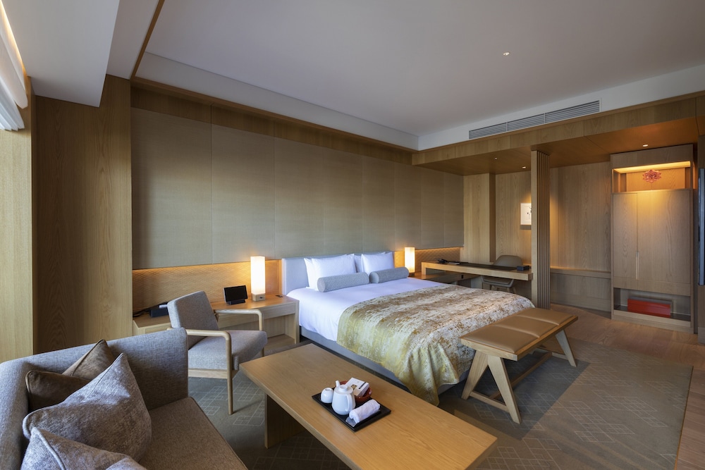 Heritage Bath with view King Balcony Smoking (Breakfast & Club Lounge Access) Junior Suite 60sqm