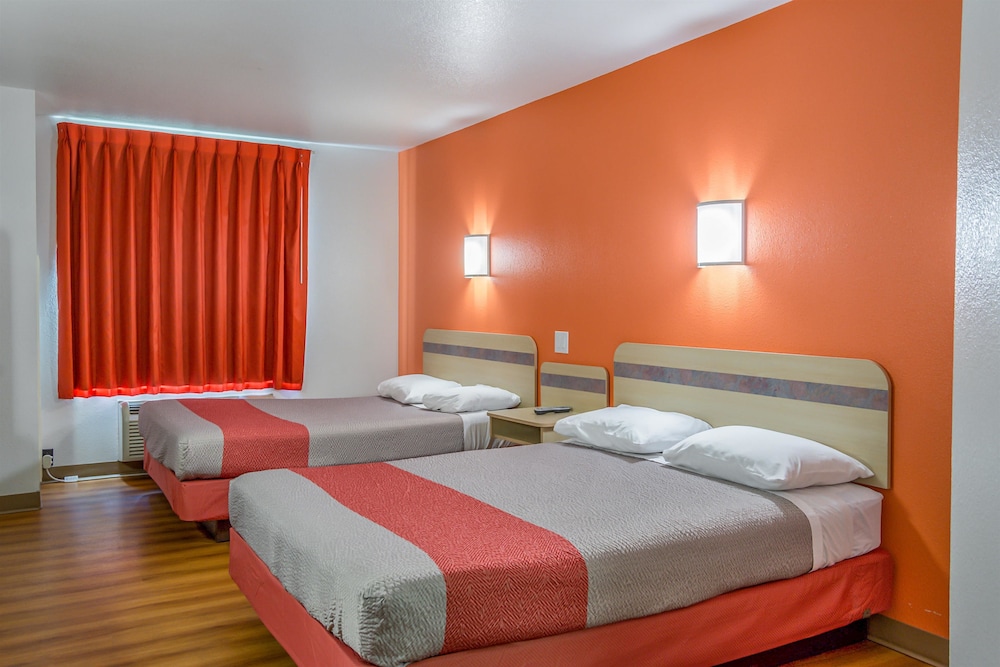 Deluxe Room, 2 Queen Beds, Non Smoking, Refrigerator & Microwave photo 3