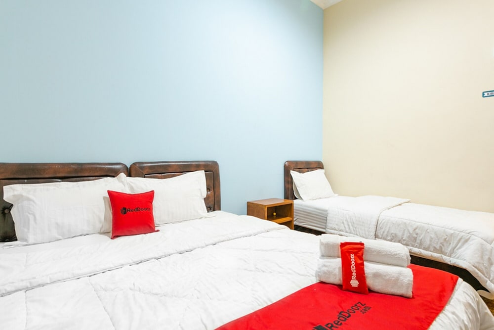 Family Room (RedDoorz) - Photo 1