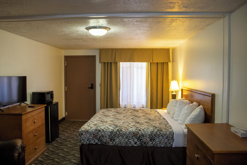 Single Room, 1 King Bed, Non Smoking, Kitchenette photo 3