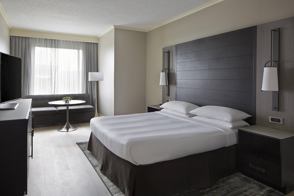 Executive Suite, 1 Bedroom, Balcony - Photo 2