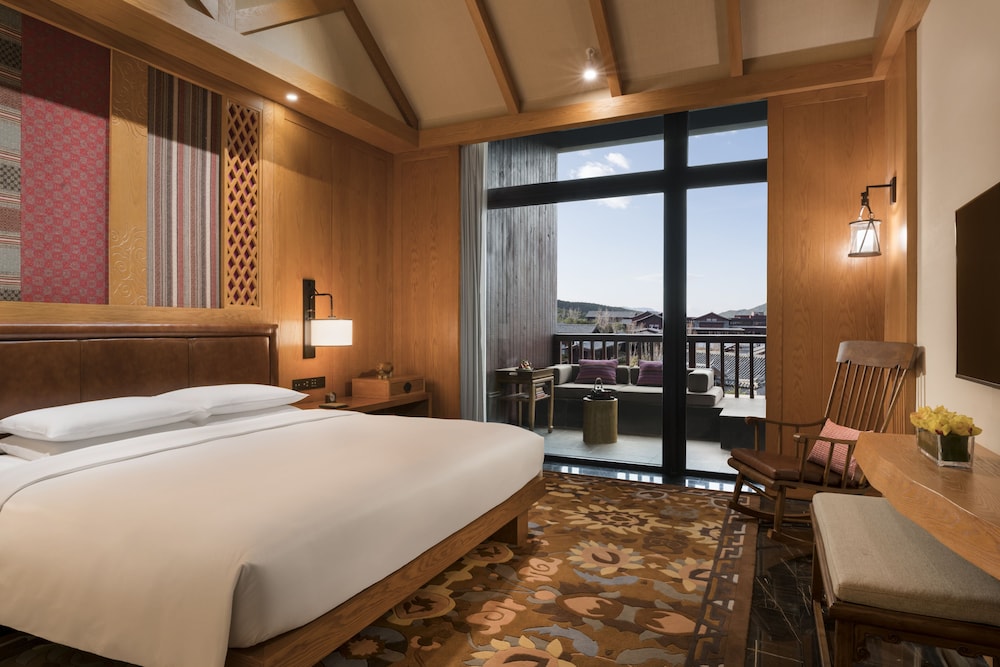 Luxury Suite, 1 King Bed, Non Smoking, Hill View photo 1