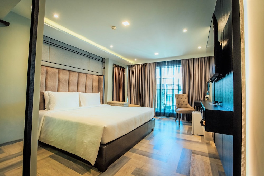 Deluxe  King Room No Balcony photo 1