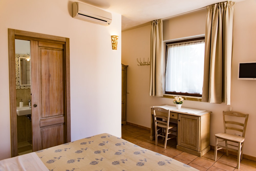 Standard Double or Twin Room photo 3