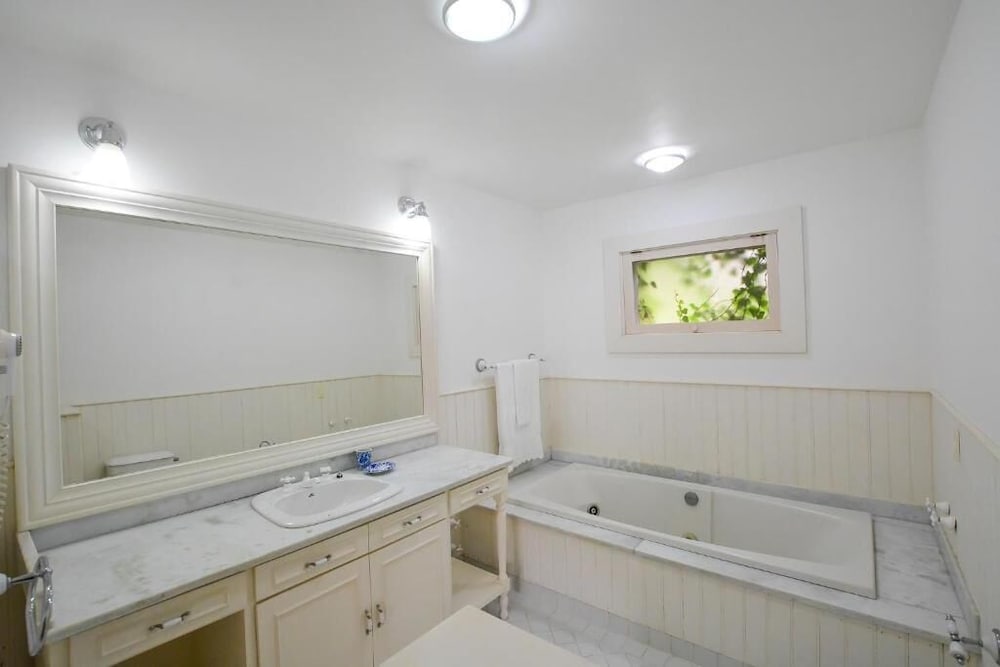 Luxury Room, Jetted Tub photo 3
