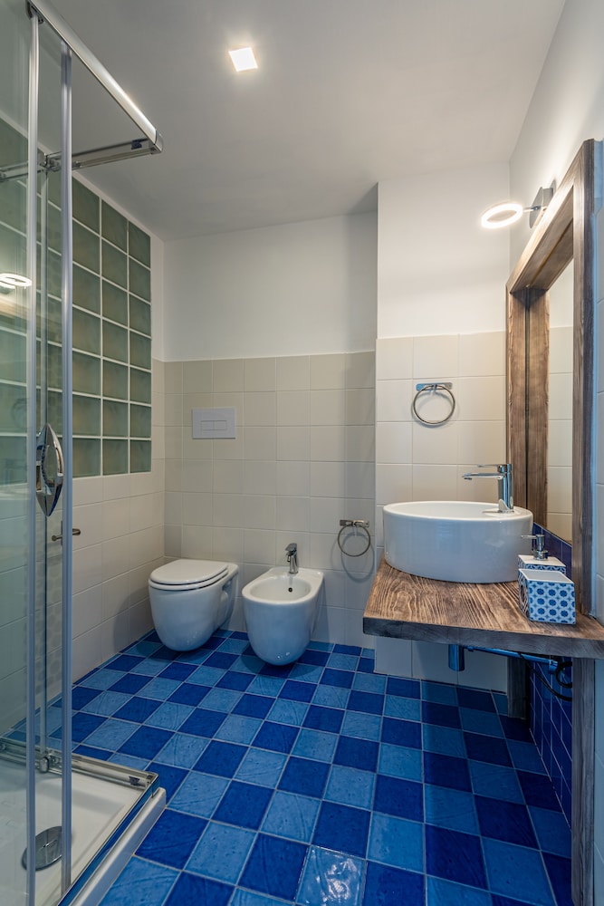 Basic Double Room, Non Smoking, Courtyard View photo 2