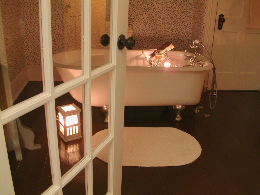 Queen Full Ensuite photo 3
