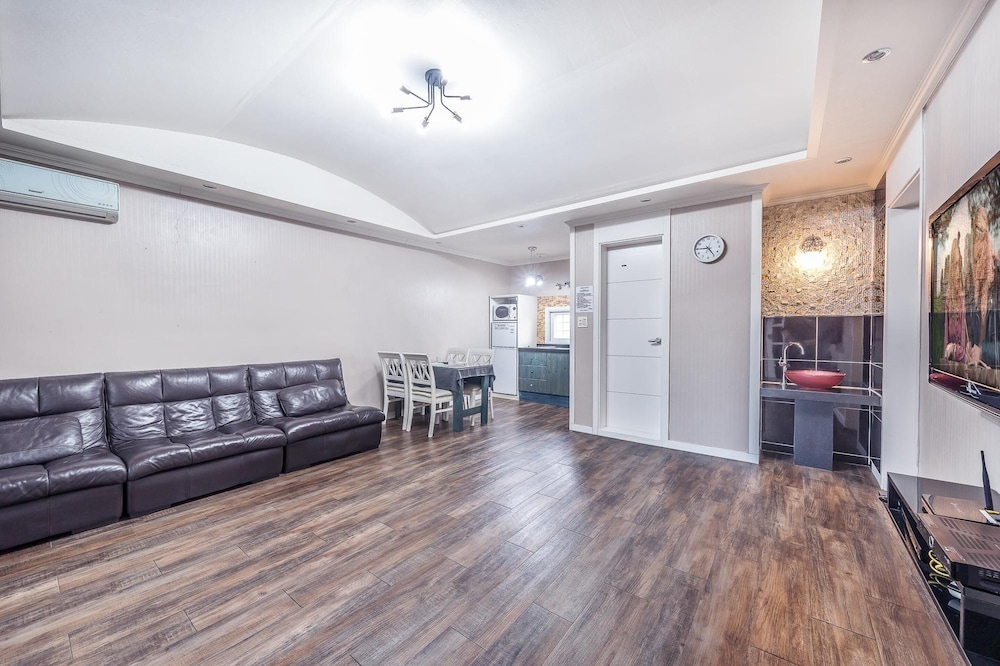 House (4 Bedrooms) photo 2