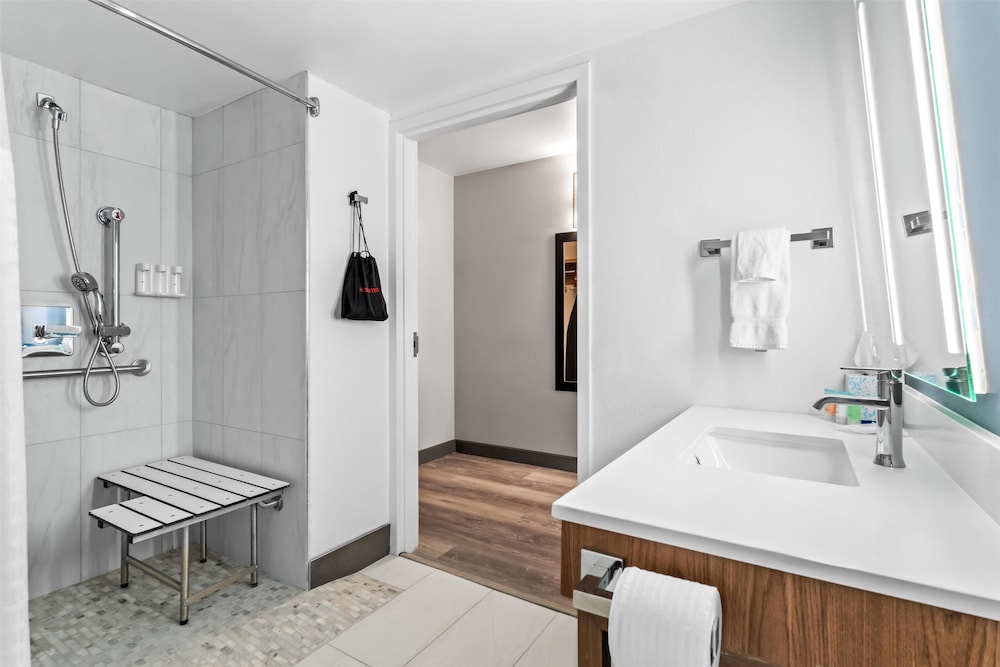 Deluxe Room, 1 Queen Bed, Mobility Accessible - Photo 7