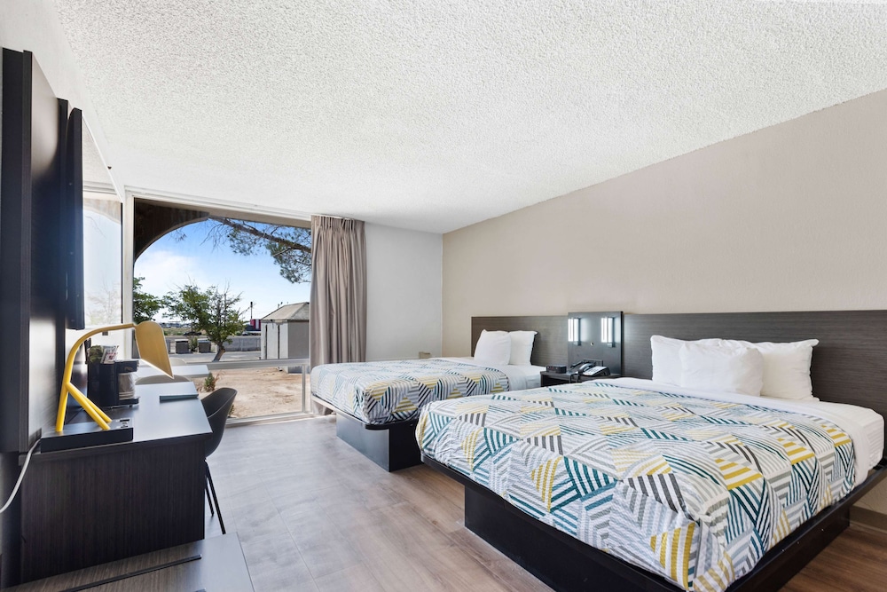 Deluxe Room, 2 Queen Beds, Non Smoking - Photo 1
