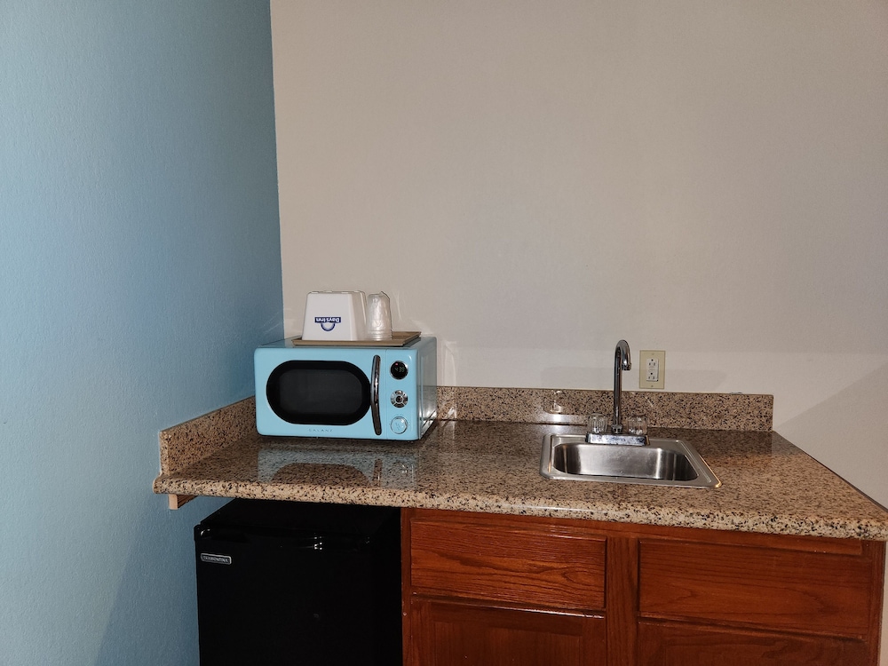 Suite, 1 King Bed, Non Smoking, Jetted Tub - Photo 3