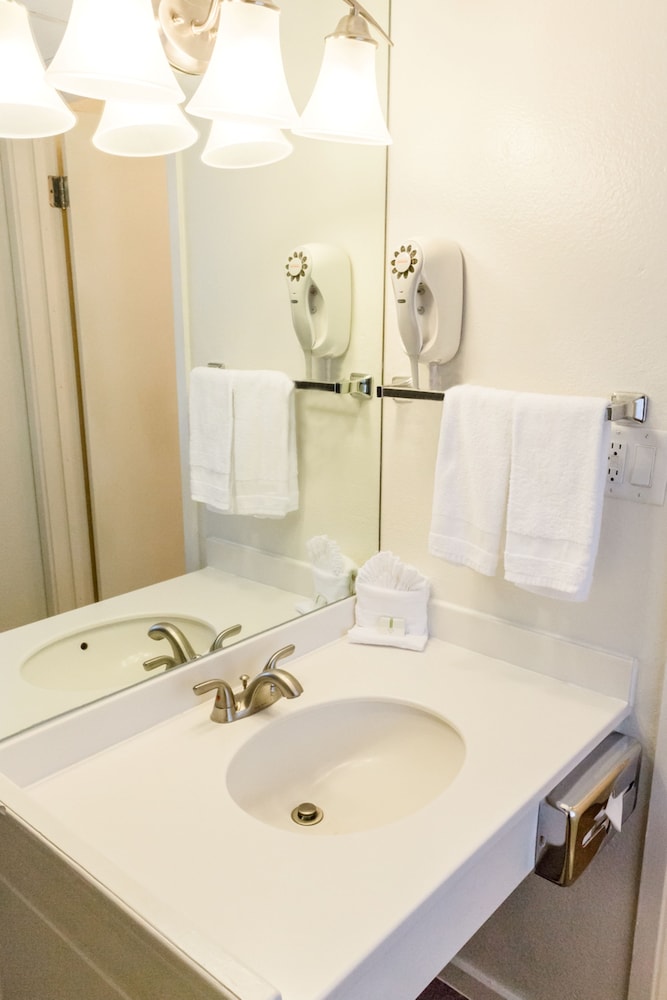 Standard Room, 2 Queen Beds - Photo 16