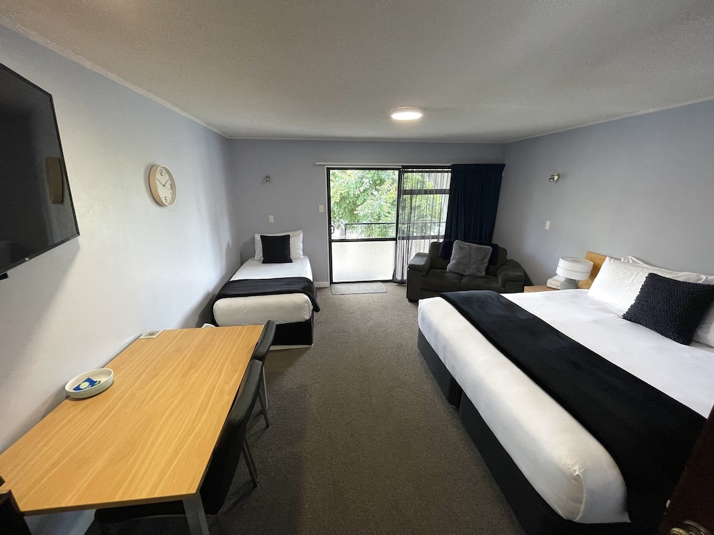 Family Studio, 1 Bedroom, Non Smoking, Kitchenette (1 King & 1 Single bed) photo 3