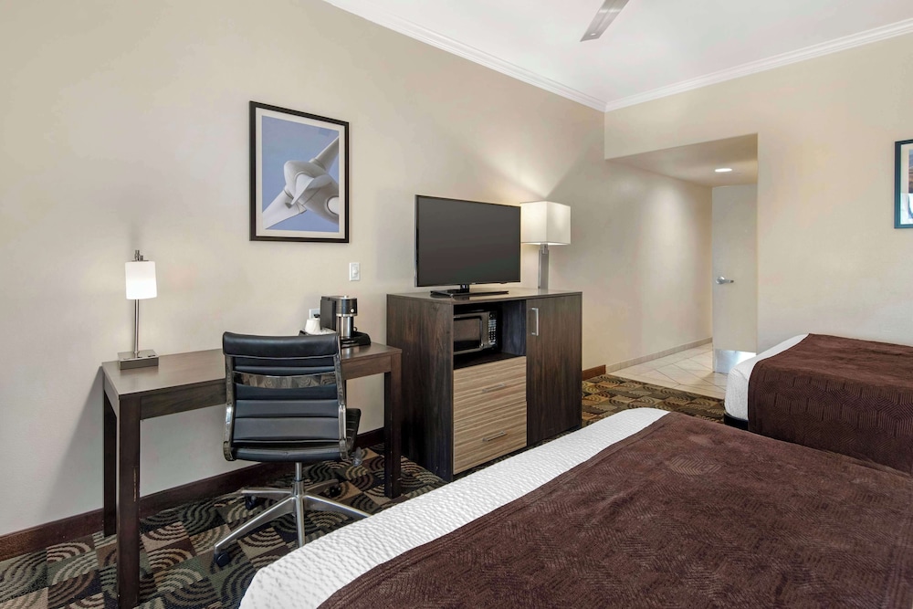 Standard Room, 2 Queen Beds, Non Smoking, Refrigerator & Microwave photo 1