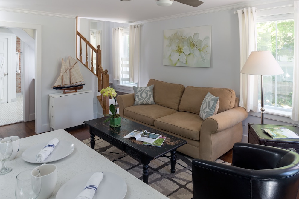 Suite, 1 King Bed, Kitchenette (Living Room) photo 2