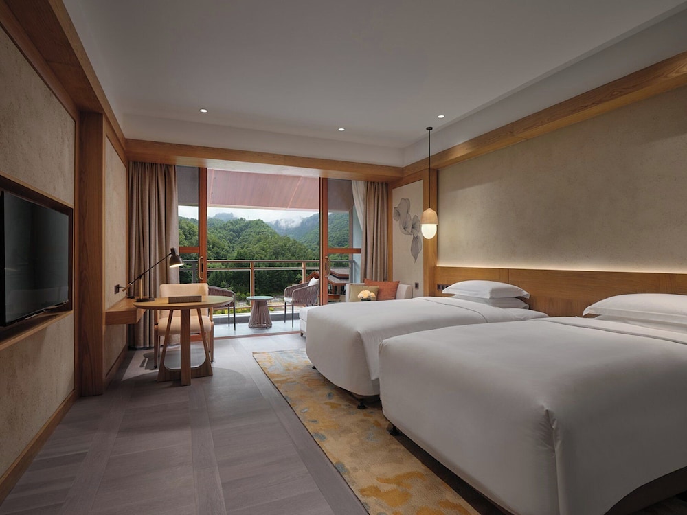 Standard Room, 2 Double Beds, Club Lounge Access, Garden View