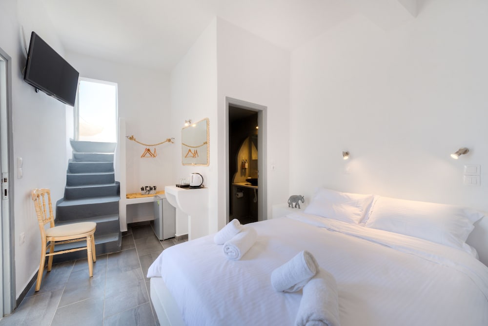 Deluxe Double Room (Caldera View)
