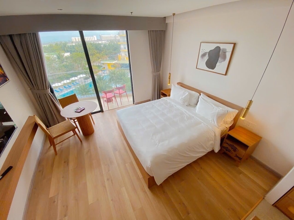 Studio Suite, 1 King Bed, Sea View