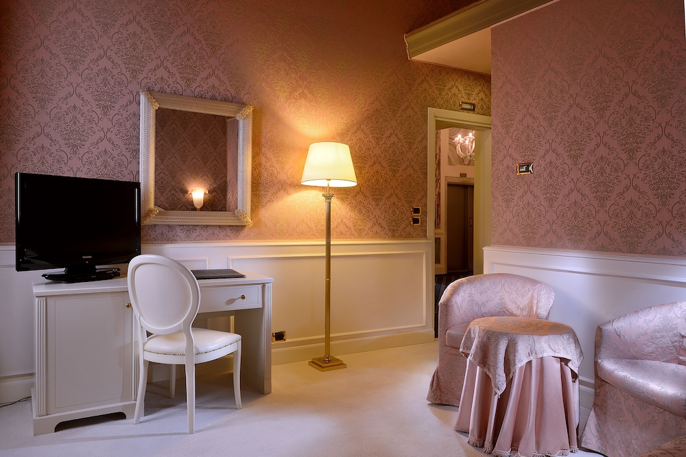 Deluxe Room - Photo 2