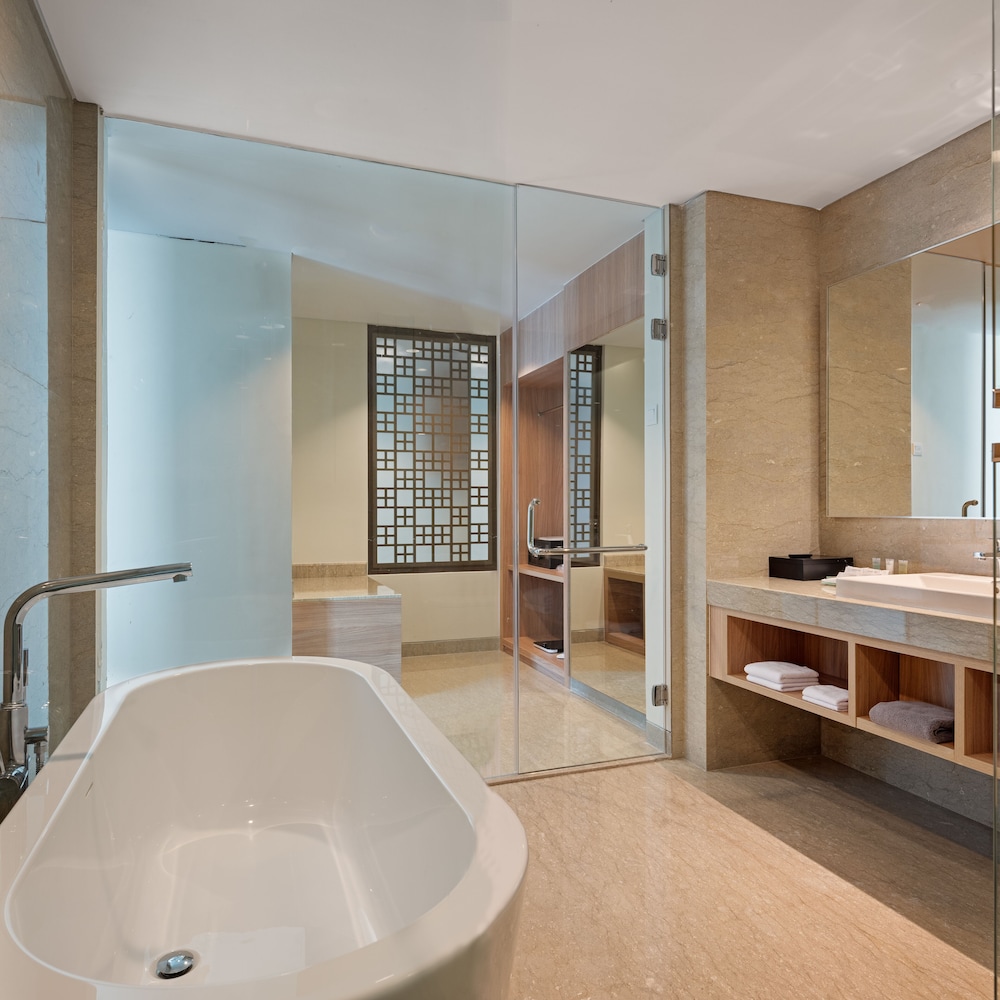 Santika Suite Room with Balcony - Photo 2