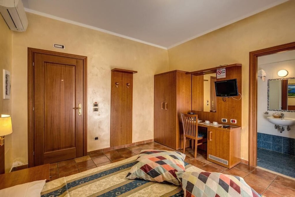 Economy Triple Room photo 2