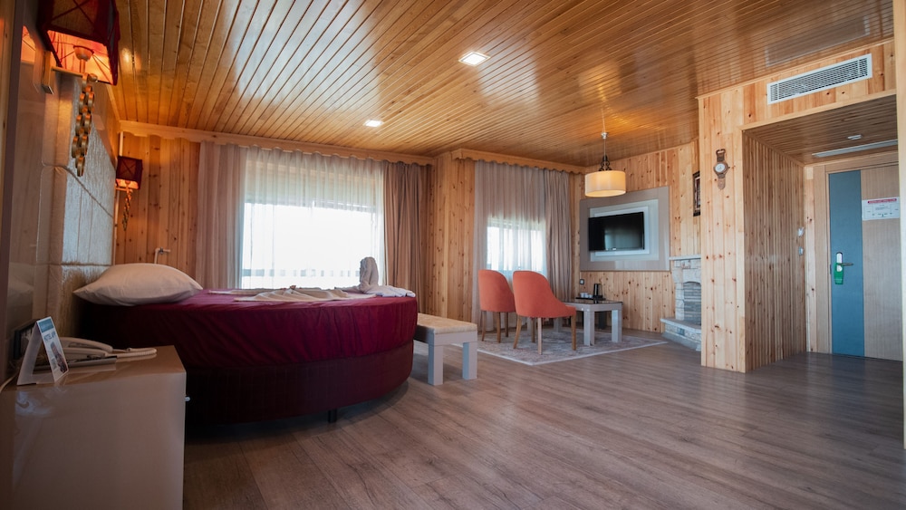 Royal Room, 1 King Bed, Smoking, Sea View