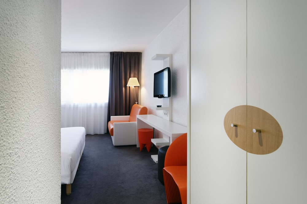 Room, 1 Double Bed with Sofa bed - Photo 4