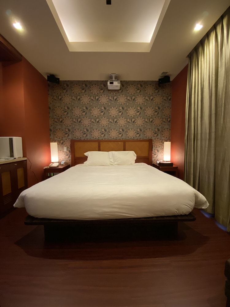 Corner Deluxe Room