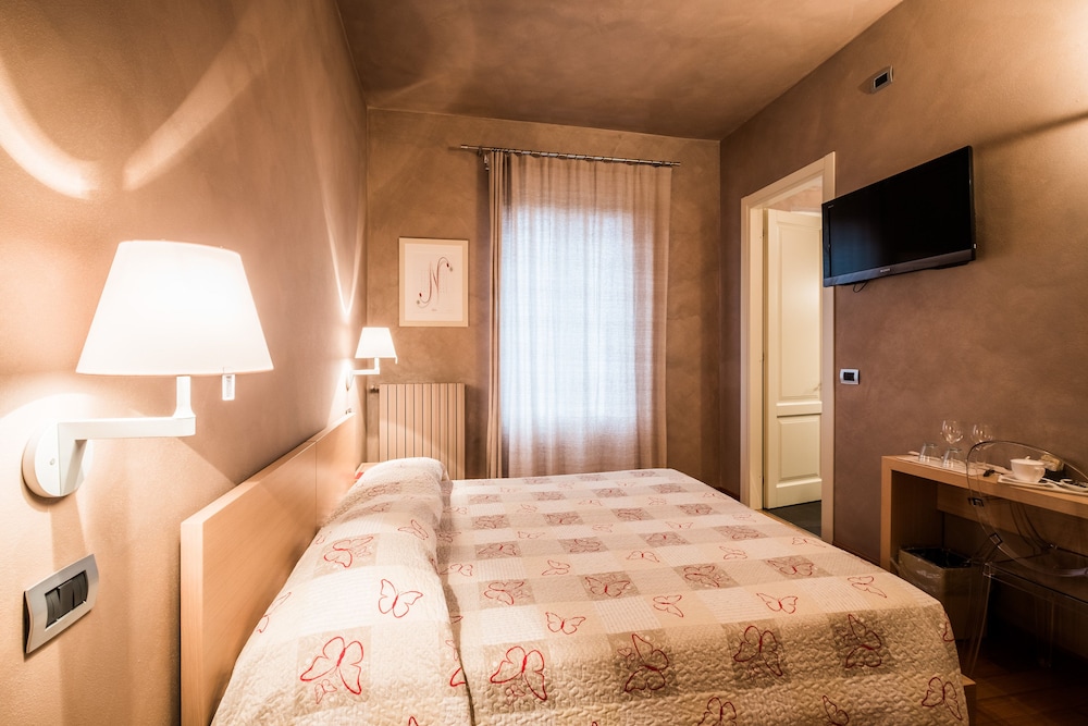 Classic Double Or Twin Room, Private Bathroom, Park View photo 2