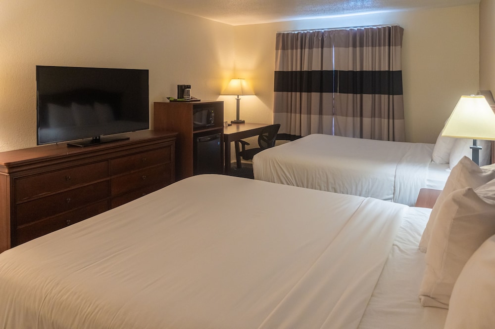 Standard Double Queen Room  - Non-Smoking - Photo 3