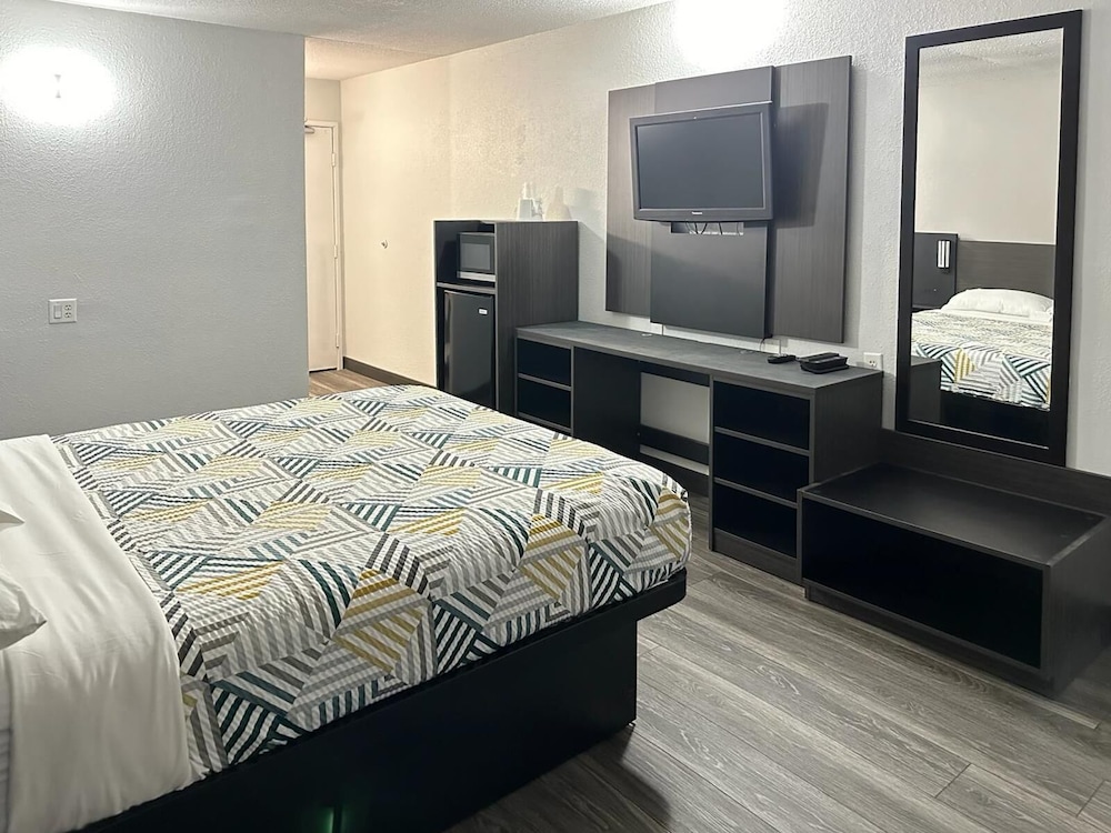Standard Room, 1 Queen Bed, Accessible, Non Smoking photo 2