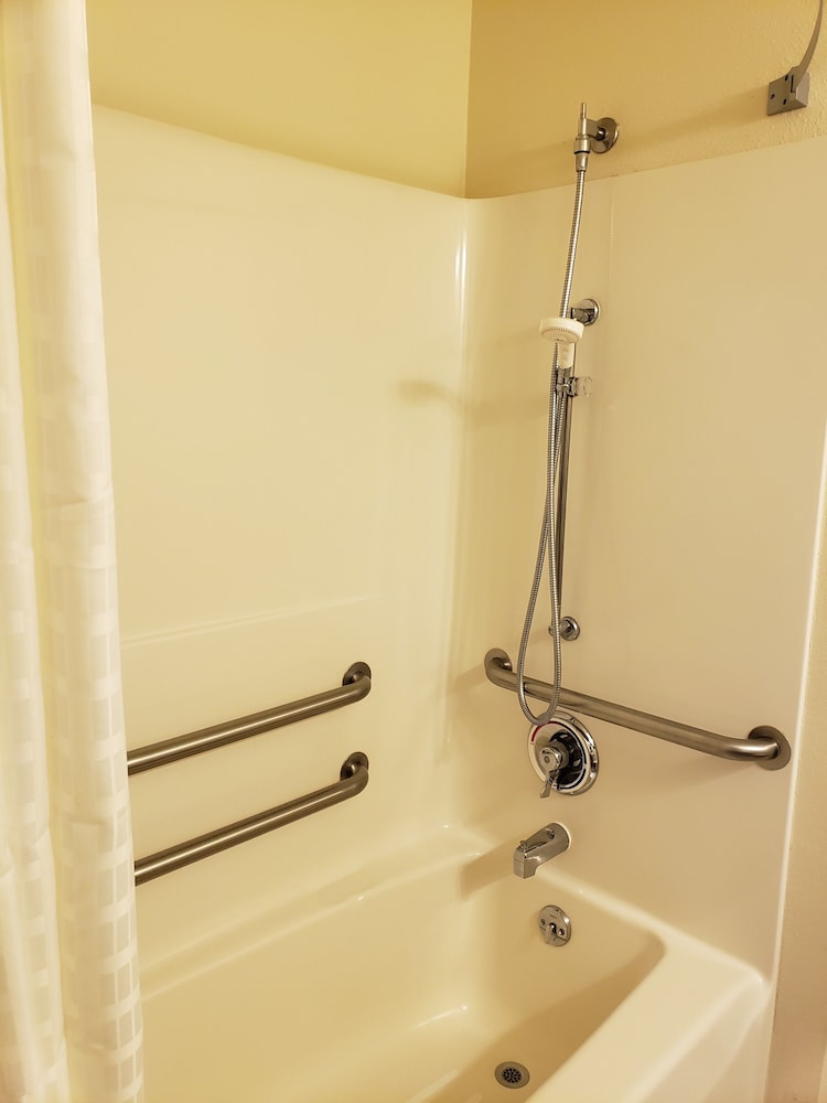 Room, 1 King Bed, Accessible - Photo 5