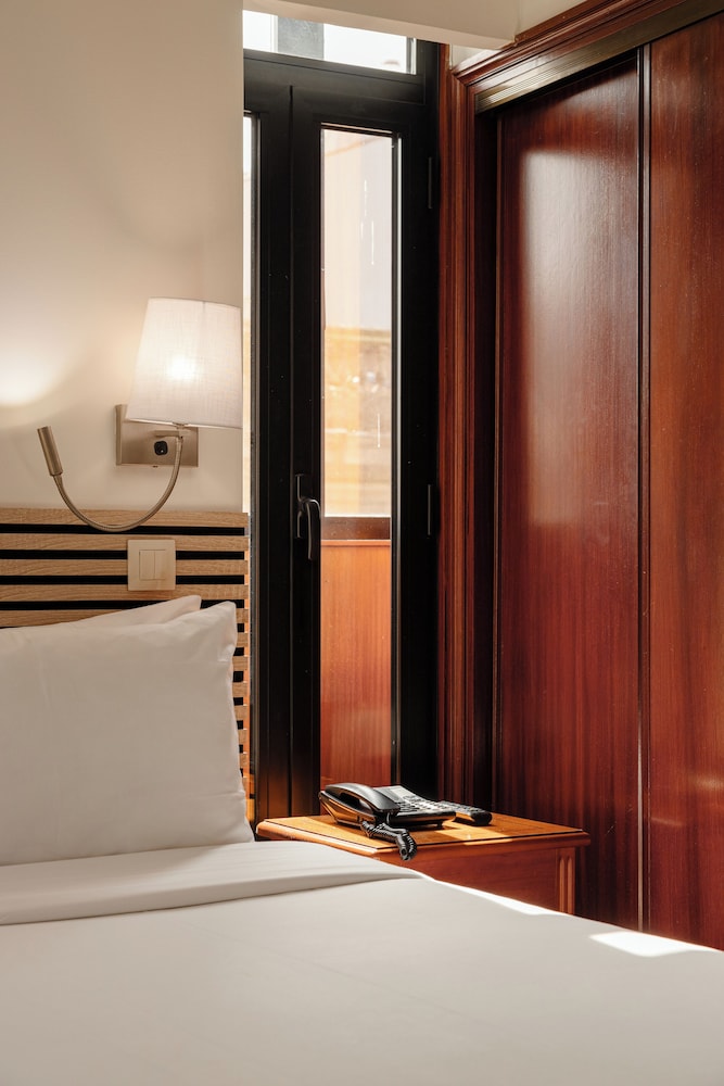 Double or Twin Room - Photo 8