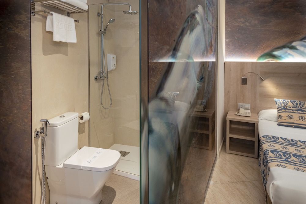 Standard Double or Twin Room, Balcony - Photo 9