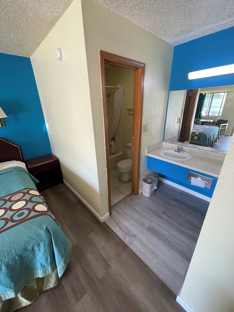Standard Room, 1 King Bed, Non Smoking - Photo 6