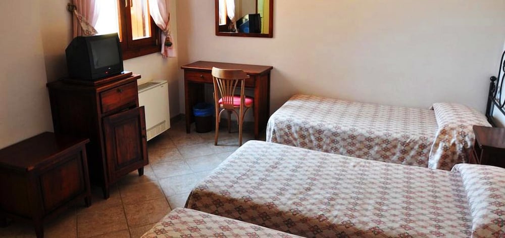 Classic Triple Room, City View photo 3