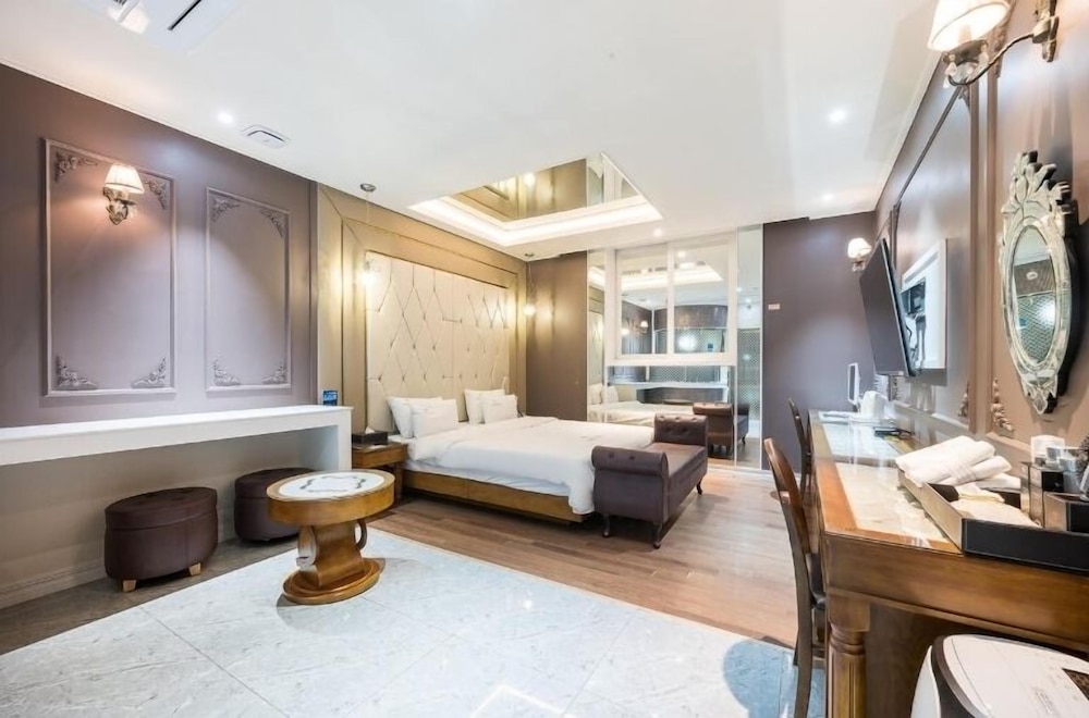 Luxury Room, 1 King Bed, Non Smoking, Jetted Tub