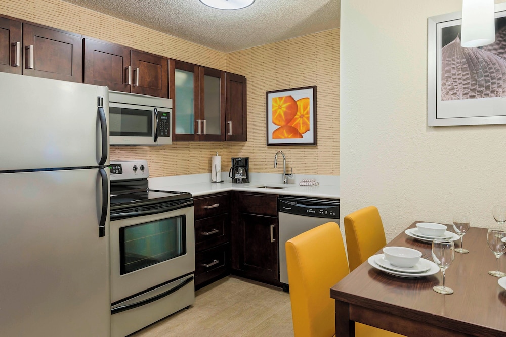 Suite, 2 Bedrooms, Fireplace (Mobility Accessible, Roll-In Shower) photo 3