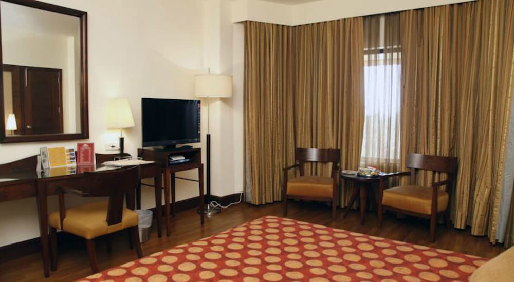 Deluxe King Bed, Pool View Room - Photo 2